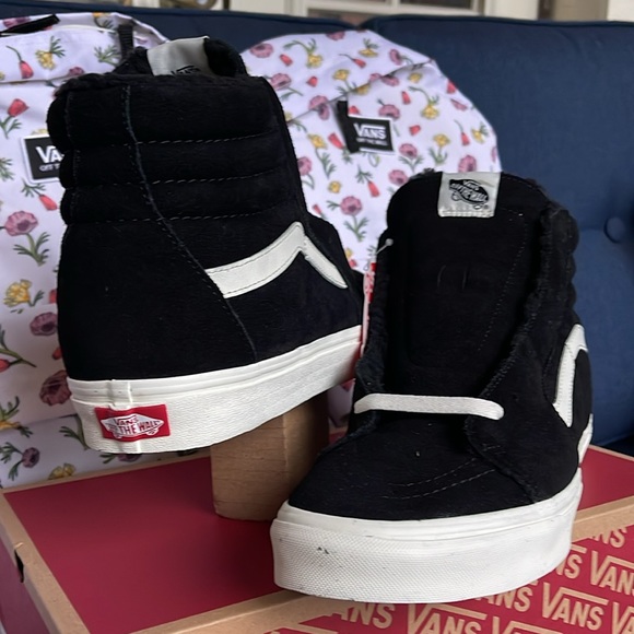 Vans Men’s Sk8-Hi
Cozy Hug Black
VN0A7Q5NBLK
Sneakers - Picture 10 of 16